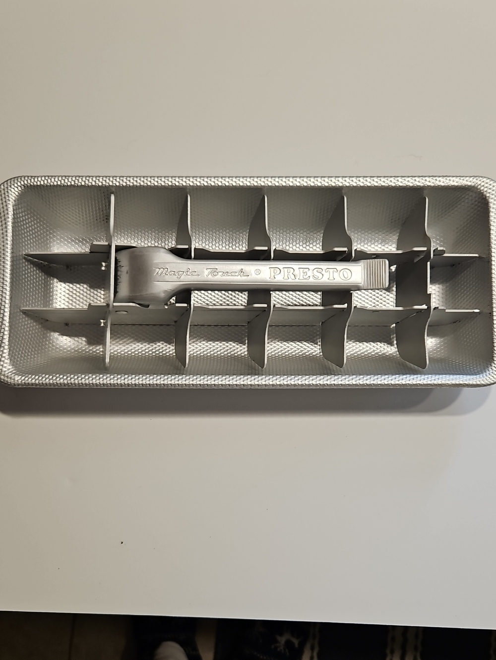 MAGIC TOUCH PRESTO TEXTURED ALUMINUM 18 ICE CUBE TRAY